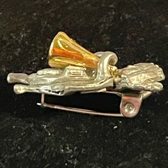 Vintage 1995 David Monn pewter gold plated Angel Blowing Trumpet pin brooch - Picture 2 of 6